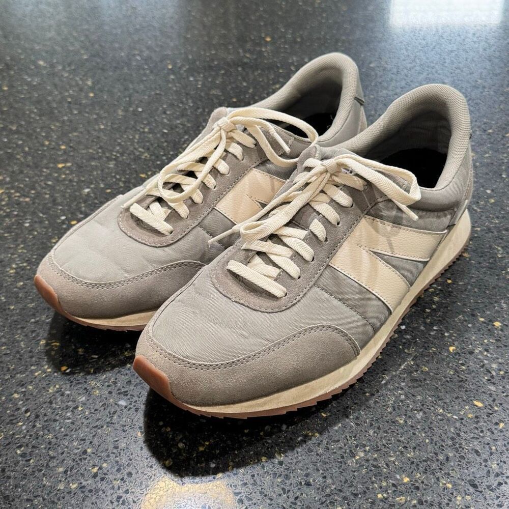 Kizik Milan Sneakers. Gray/off white. Size 11.5